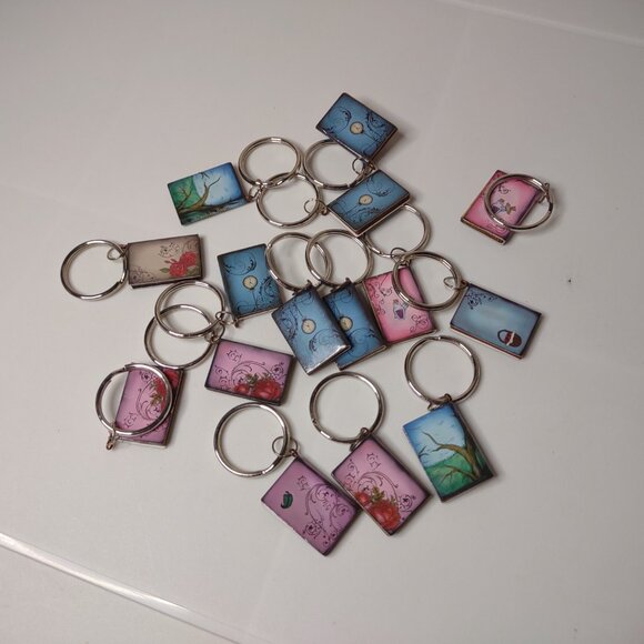 Lot Of 15 Little Faux Book Keychains - Picture 10 of 14